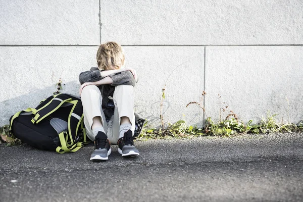 Student pojke utanför på skolan stående — Stockfoto