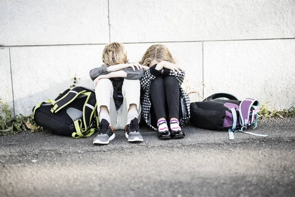 Grundschüler stehen traurig vor der Schule — Stockfoto