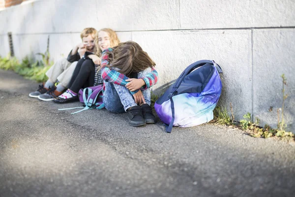 Uczniów szkół podstawowych na zewnątrz szkoły stoi smutny — Zdjęcie stockowe