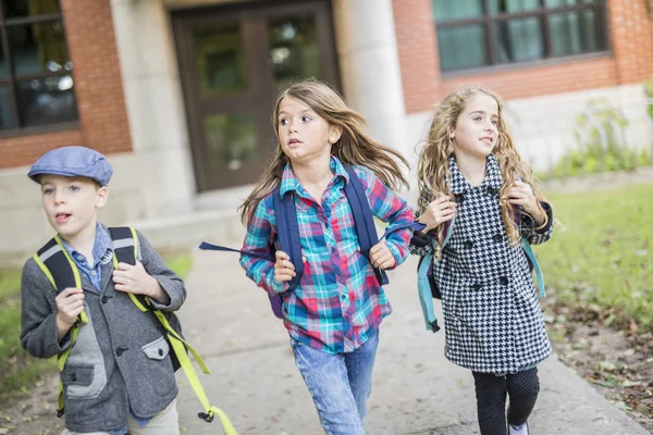 Gruppo di alunni primari Fuori aula — Foto Stock