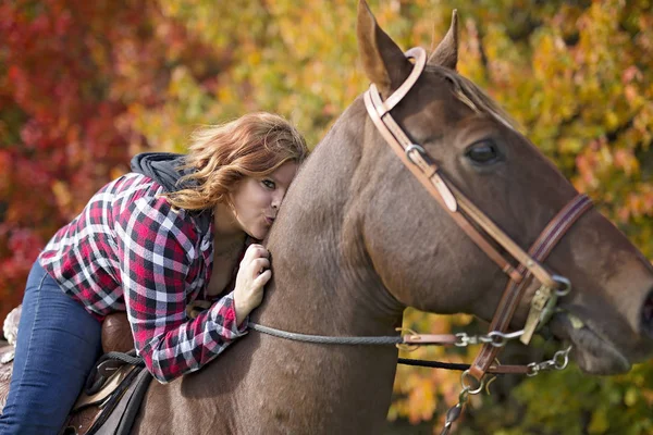 Mujer adulta hermosa y natural al aire libre con caballo —  Fotos de Stock