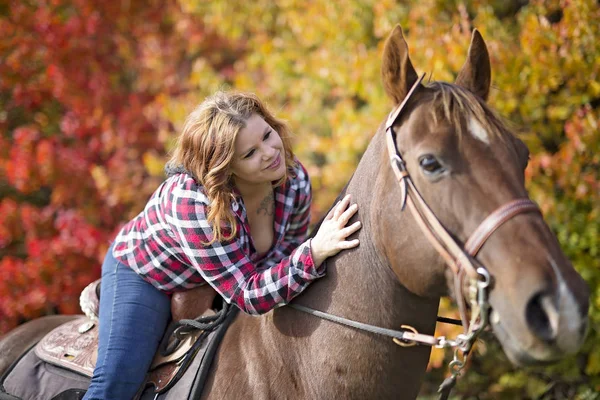 Mulher adulta bonita e natural ao ar livre com cavalo — Fotografia de Stock