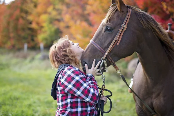 Beautiful and natural adult woman outdoors with horse — Stock Photo, Image