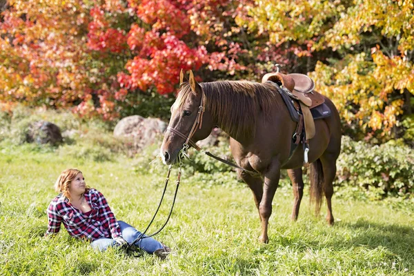 Schöne und natürliche erwachsene Frau im Freien mit Pferd — Stockfoto