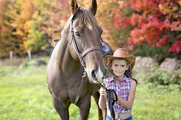 秋の季節に若い少女と馬 — ストック写真