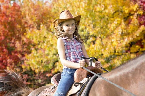 Otoño temporada joven niña y caballo — Foto de Stock