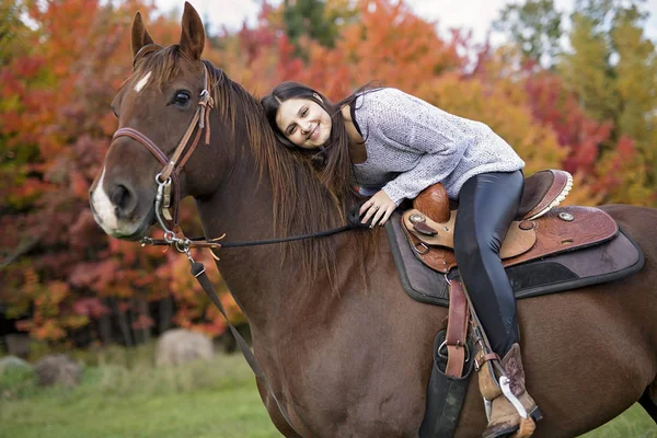 Beautiful girl with black hair   horse — Stock Photo, Image