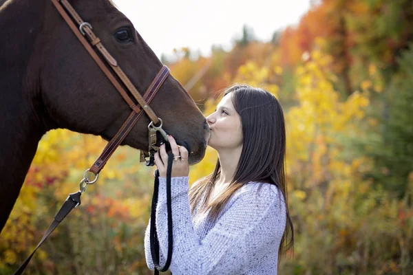 Hermosa chica con caballo de pelo negro —  Fotos de Stock