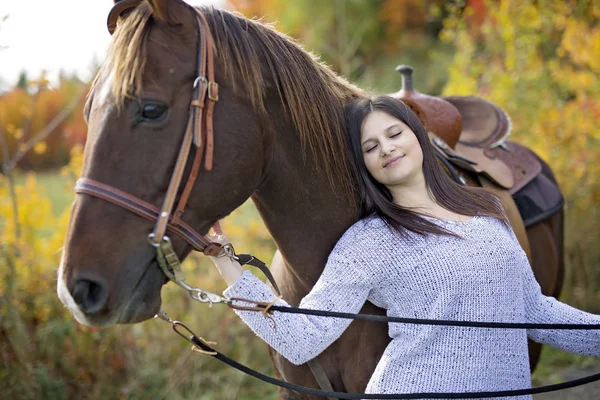 黒い馬で美しい少女 — ストック写真