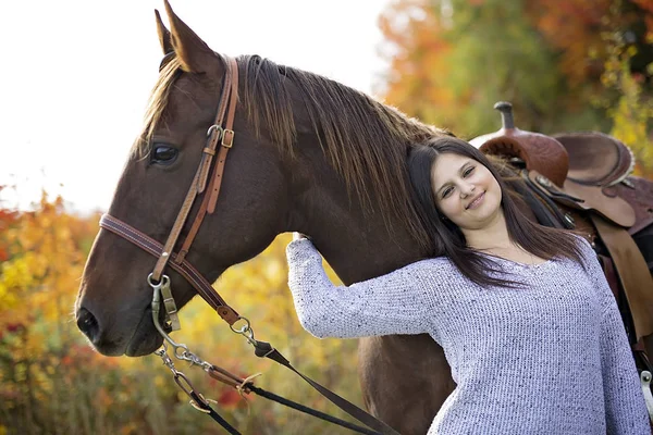 Όμορφο κορίτσι, με μαύρα μαλλιά άλογο — Φωτογραφία Αρχείου