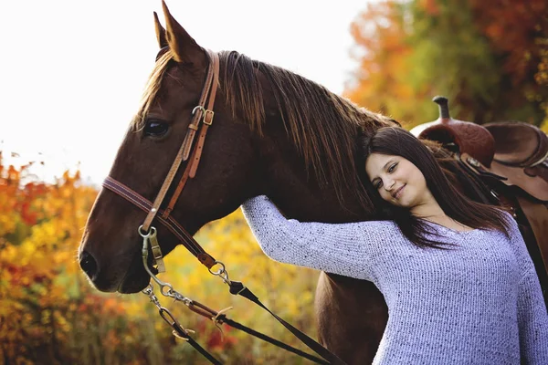 Beautiful girl with black hair   horse — Stock Photo, Image