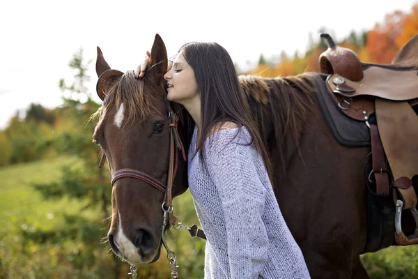 Menina bonita com cavalo de cabelo preto — Fotografia de Stock