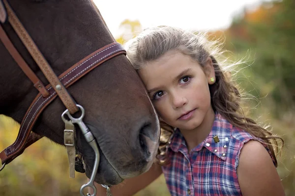 Otoño temporada joven niña y caballo —  Fotos de Stock