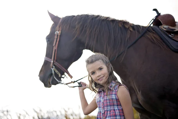 Temporada de outono jovem e cavalo — Fotografia de Stock