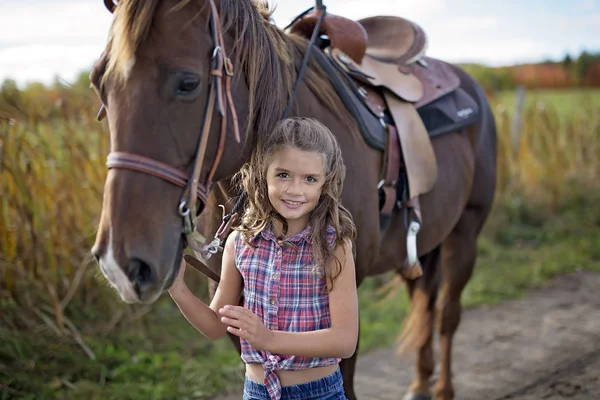 Otoño temporada joven niña y caballo —  Fotos de Stock