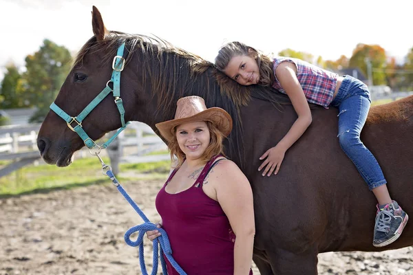 Mujer adulta hermosa y natural al aire libre con niño caballo —  Fotos de Stock