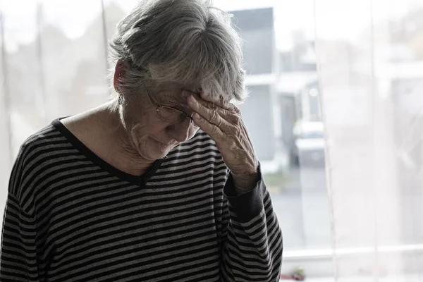 Bezorgde oudere vrouw thuis voelt zich erg slecht — Stockfoto