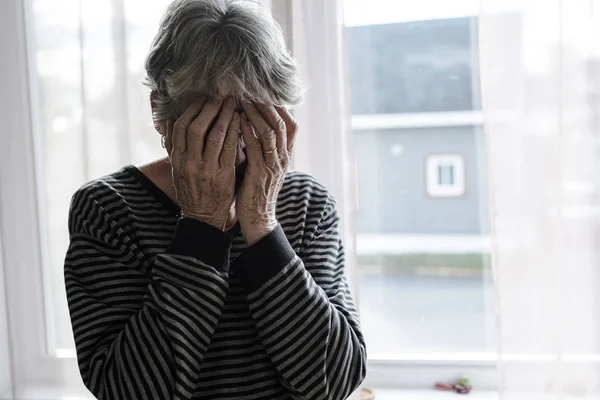 Mulher idosa preocupado em casa derrubando muito ruim — Fotografia de Stock