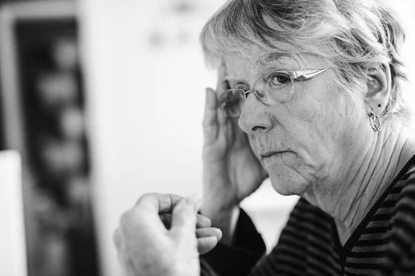 Sick senior woman taking her pills at home — Stock Photo, Image