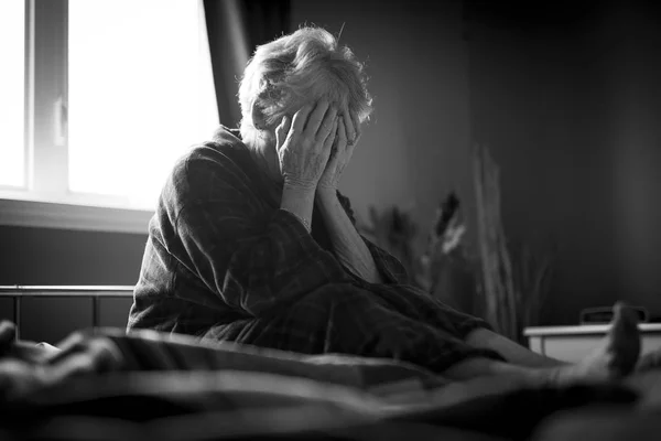 彼女のベッドで疲れている年配の女性 — ストック写真