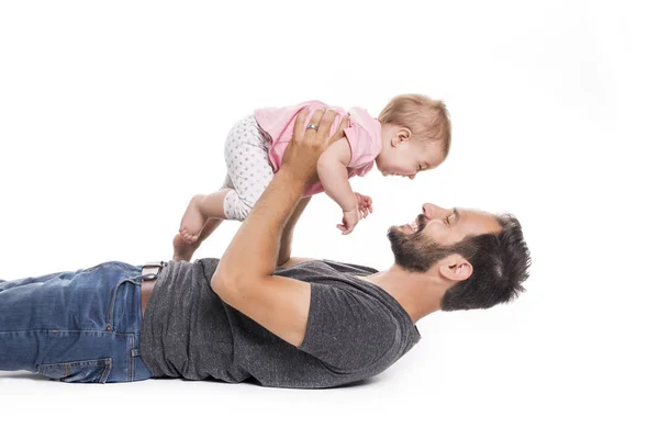 Νεαρός πατέρας και η κόρη του Αγκαλιάζοντας και γελώντας. απομονωθεί σε λευκό φόντο — Φωτογραφία Αρχείου
