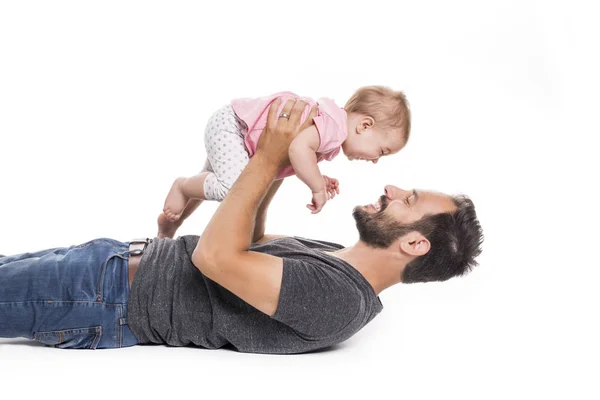 Joven padre y su hija abrazando y riendo. aislado sobre fondo blanco — Foto de Stock