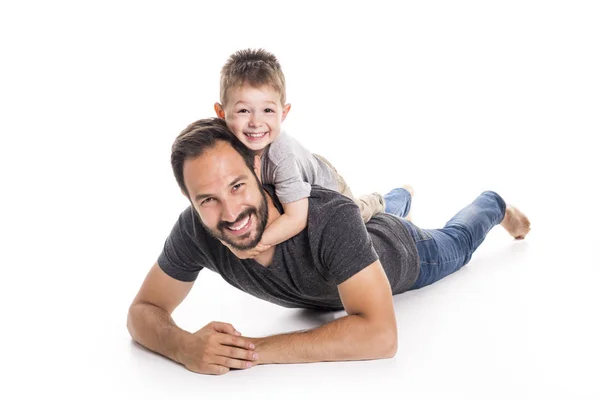 Vader en zoon plezier op witte achtergrond — Stockfoto