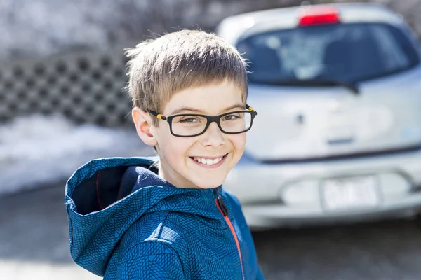 Портрет счастливого маленького мальчика на улице — стоковое фото