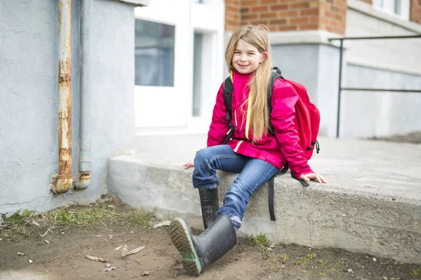 Porträt eines kleinen Kindes in der Schule — Stockfoto