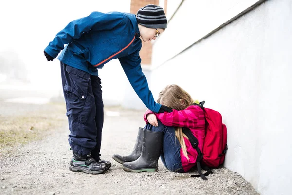 Deux pré adolescent enfant à l'école à l'extérieur — Photo