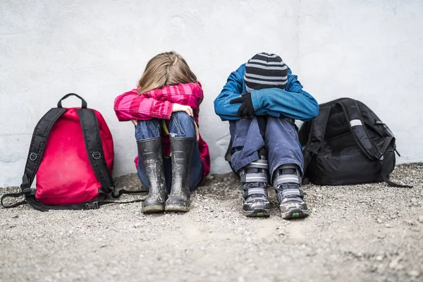 Zwei Vorschulkinder draußen in der Schule — Stockfoto