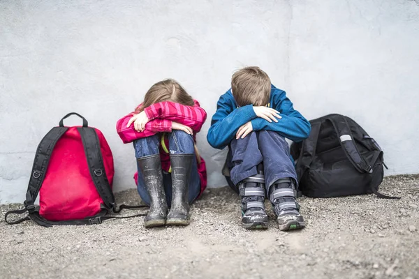 Deux pré adolescent enfant à l'école à l'extérieur — Photo