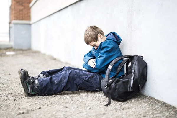Учень початкової школи на вулиці з рюкзаком — стокове фото