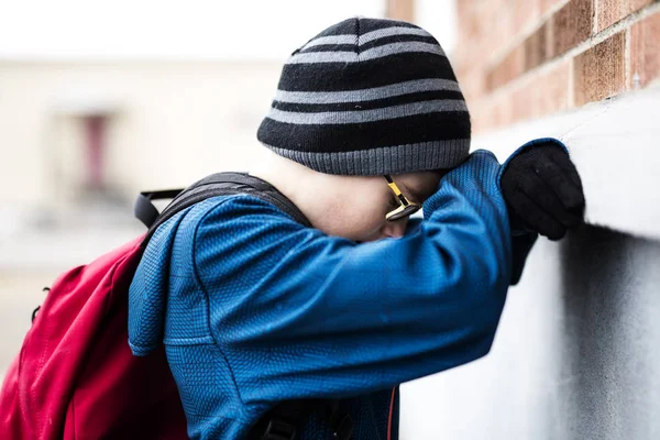 Grundschüler mit Rucksack draußen — Stockfoto