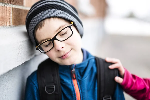 Aluno da escola primária lá fora com mochila — Fotografia de Stock