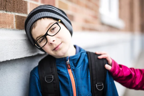 Basisschool leerling buiten met rugzak — Stockfoto