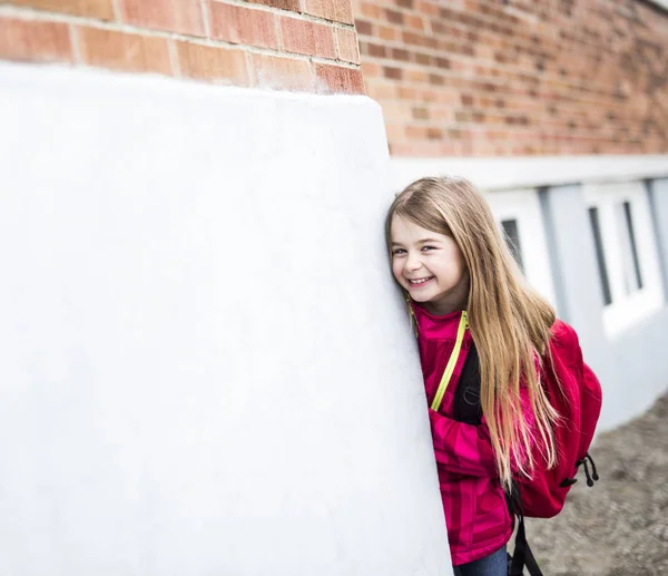 Portrait d'un jeune enfant à l'école — Photo