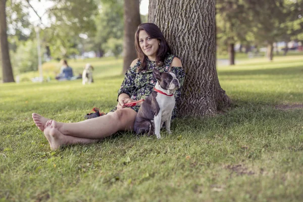 Mujer con terrier perro fuera en el parque — Foto de Stock