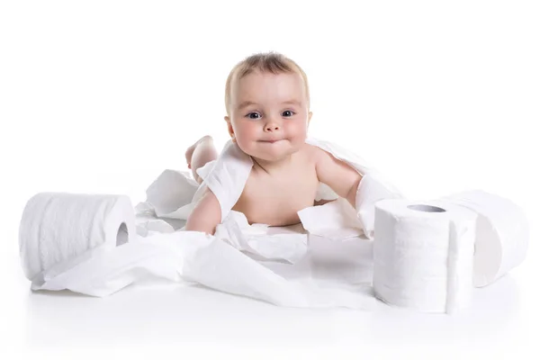 Kleinkind zerreißt Toilettenpapier im Badezimmerstudio — Stockfoto