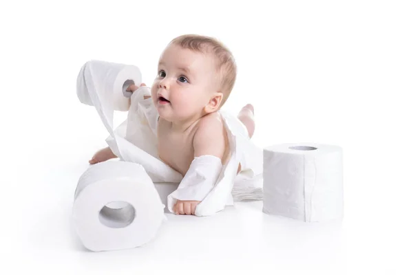 Tout-petit déchirant du papier toilette dans le studio de salle de bain — Photo