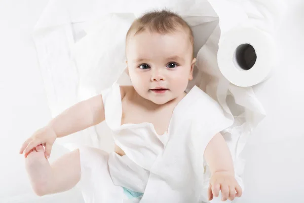 Niño rompiendo papel higiénico en el estudio del baño — Foto de Stock