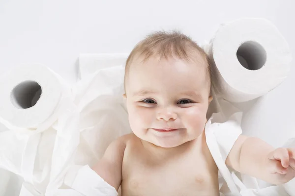 Tout-petit déchirant du papier toilette dans le studio de salle de bain — Photo