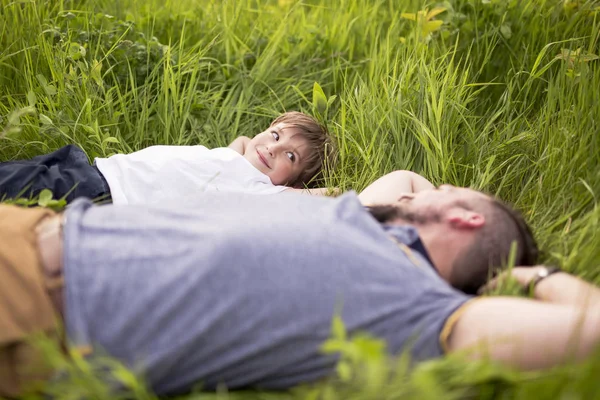 Father and son having fun outdoors in the meadow — Stock Photo, Image