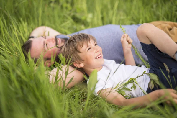 父と息子の牧草地で屋外に楽しんで — ストック写真