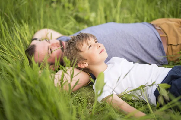 Padre e hijo divirtiéndose al aire libre en el prado — Foto de Stock