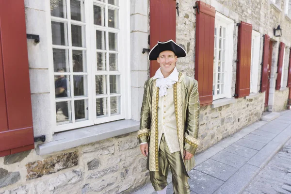 Muž, oblečený jako dvořan nebo princ v Quebec city — Stock fotografie