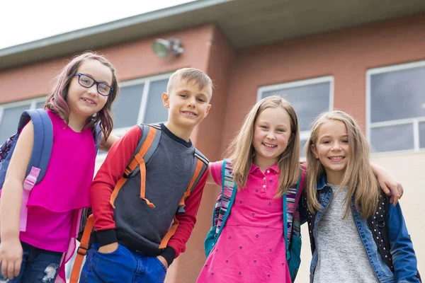 Grande ritratto di scuola pupillo al di fuori aula trasporto borse — Foto Stock