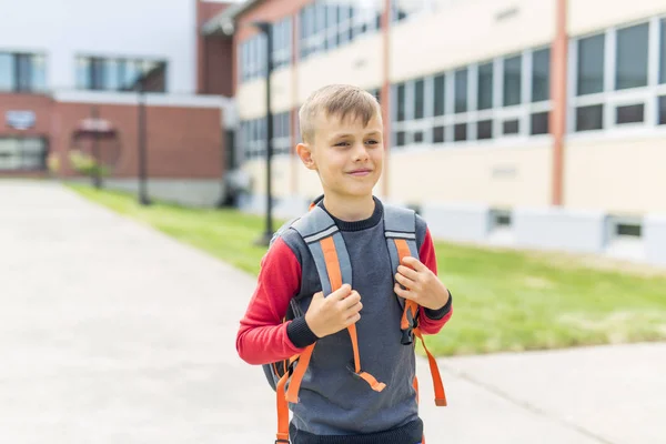 Groot portret van school leerling buiten klaslokaal dragen tassen — Stockfoto