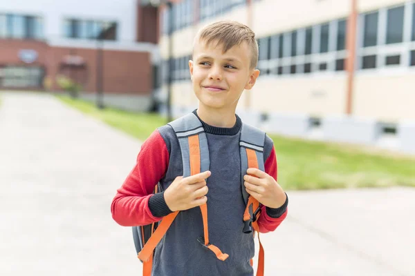 Groot portret van school leerling buiten klaslokaal dragen tassen — Stockfoto