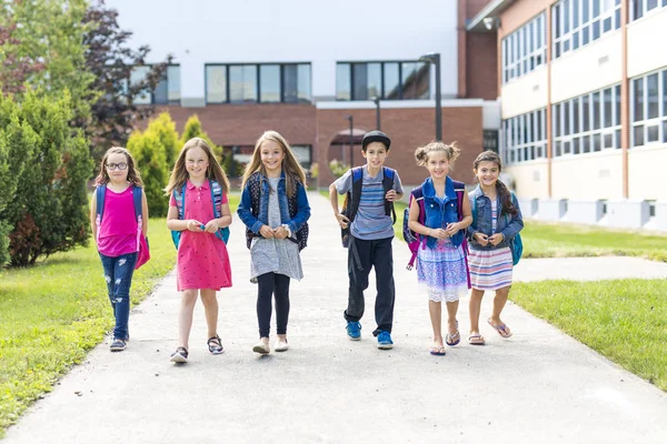 Grand portrait de l'élève de l'école à l'extérieur des sacs de transport de classe — Photo